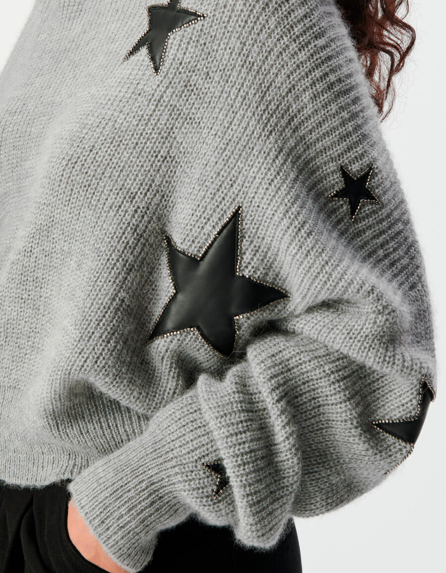 grauer damenstrickpullover mit rockstar-ausschnitten und perlen