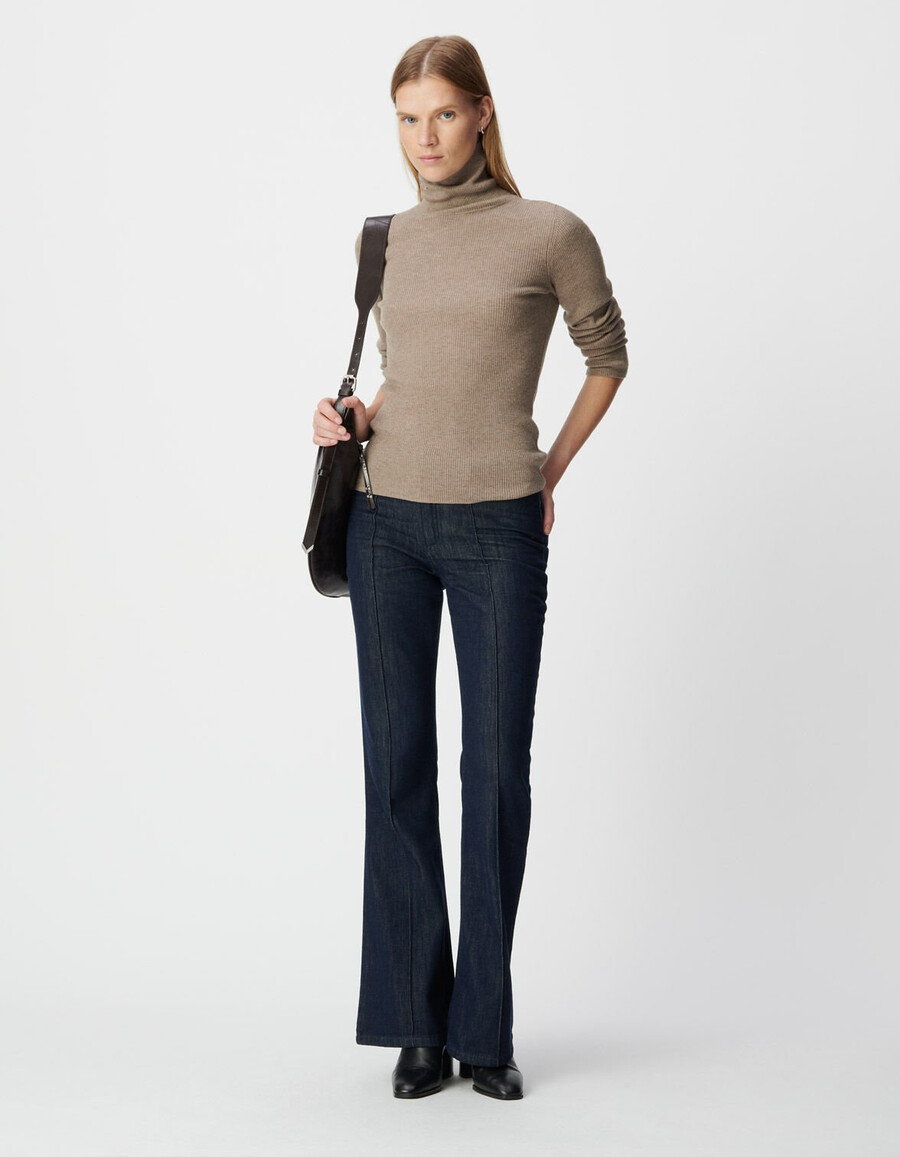beigefarbener strickpullover mit rollkragen für damen