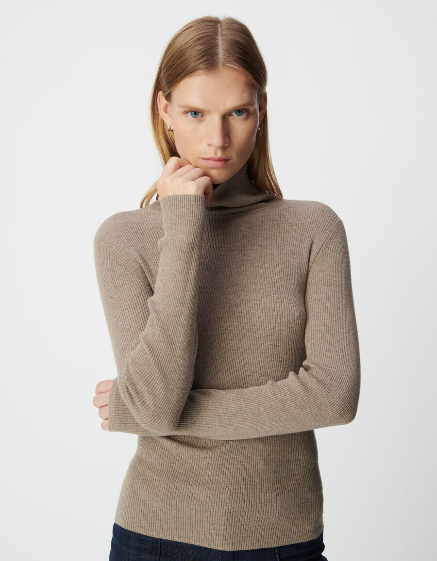 beigefarbener strickpullover mit rollkragen für damen
