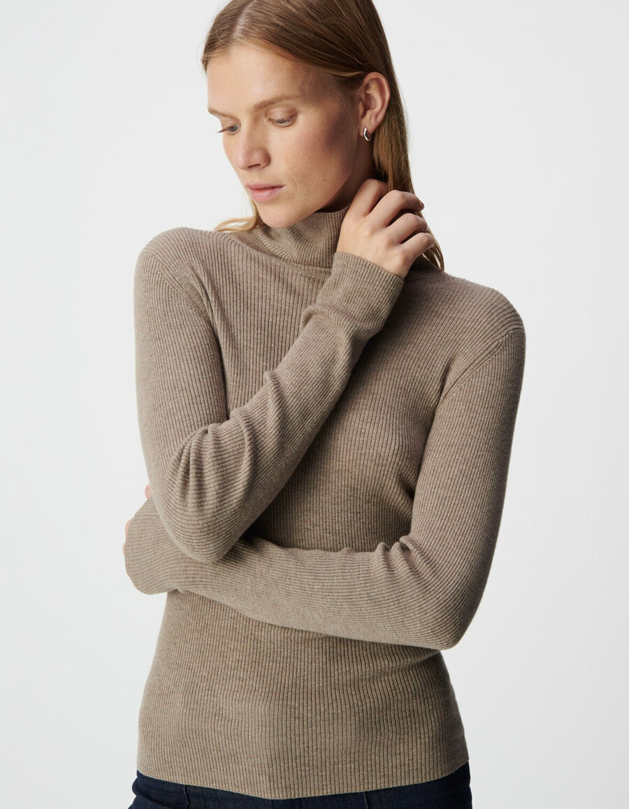 beigefarbener strickpullover mit rollkragen für damen