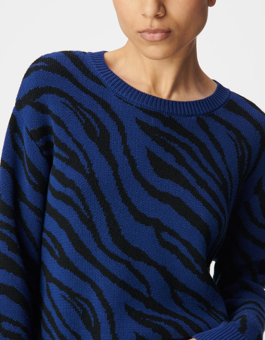 damen-winterpullover aus blauem zebra-strick kurz