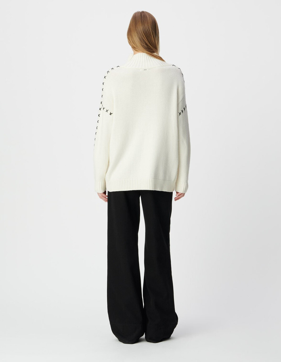 weißer damenstrickpullover mit spitzendetails an den ärmeln