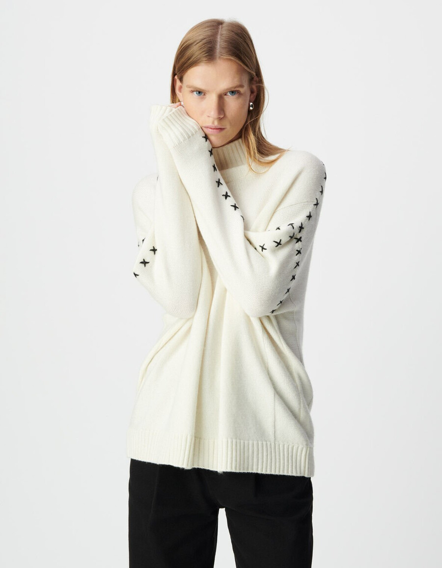 weißer damenstrickpullover mit spitzendetails an den ärmeln