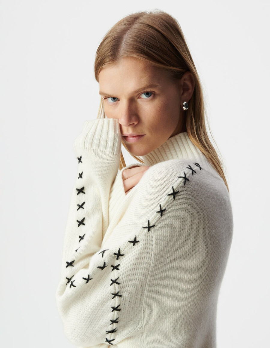 weißer damenstrickpullover mit spitzendetails an den ärmeln