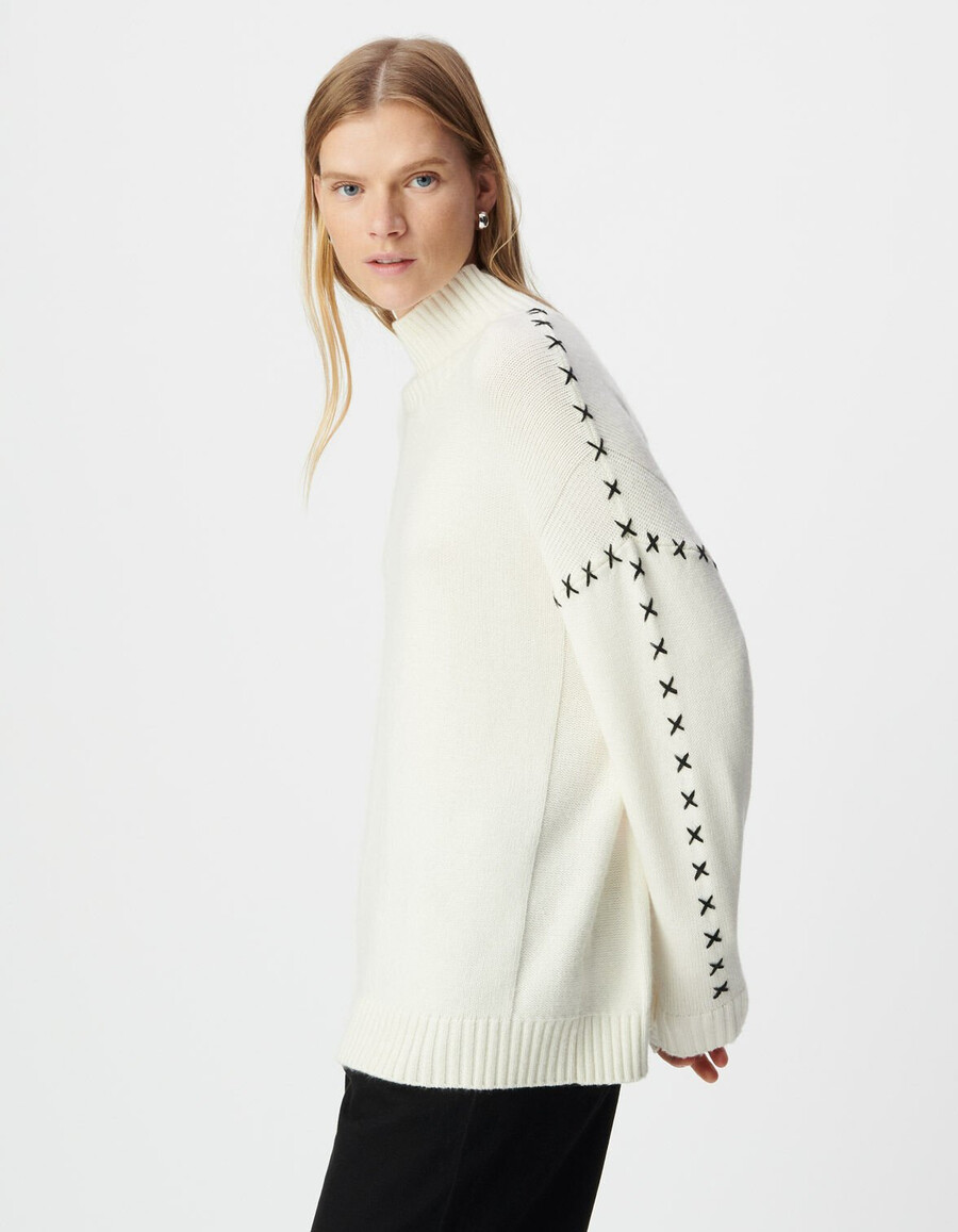 weißer damenstrickpullover mit spitzendetails an den ärmeln