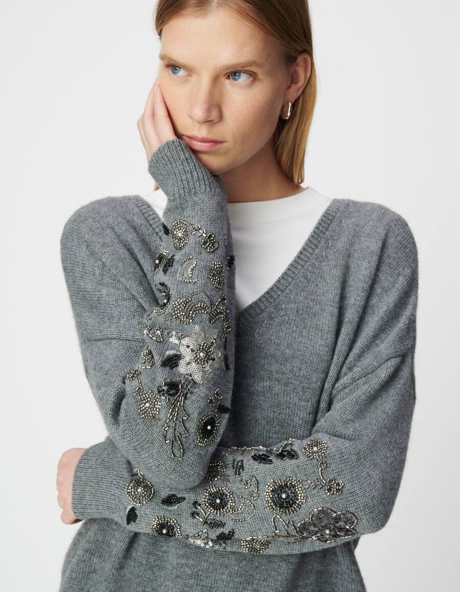 damen-strickpullover in hellgrau mit schmuckdetails