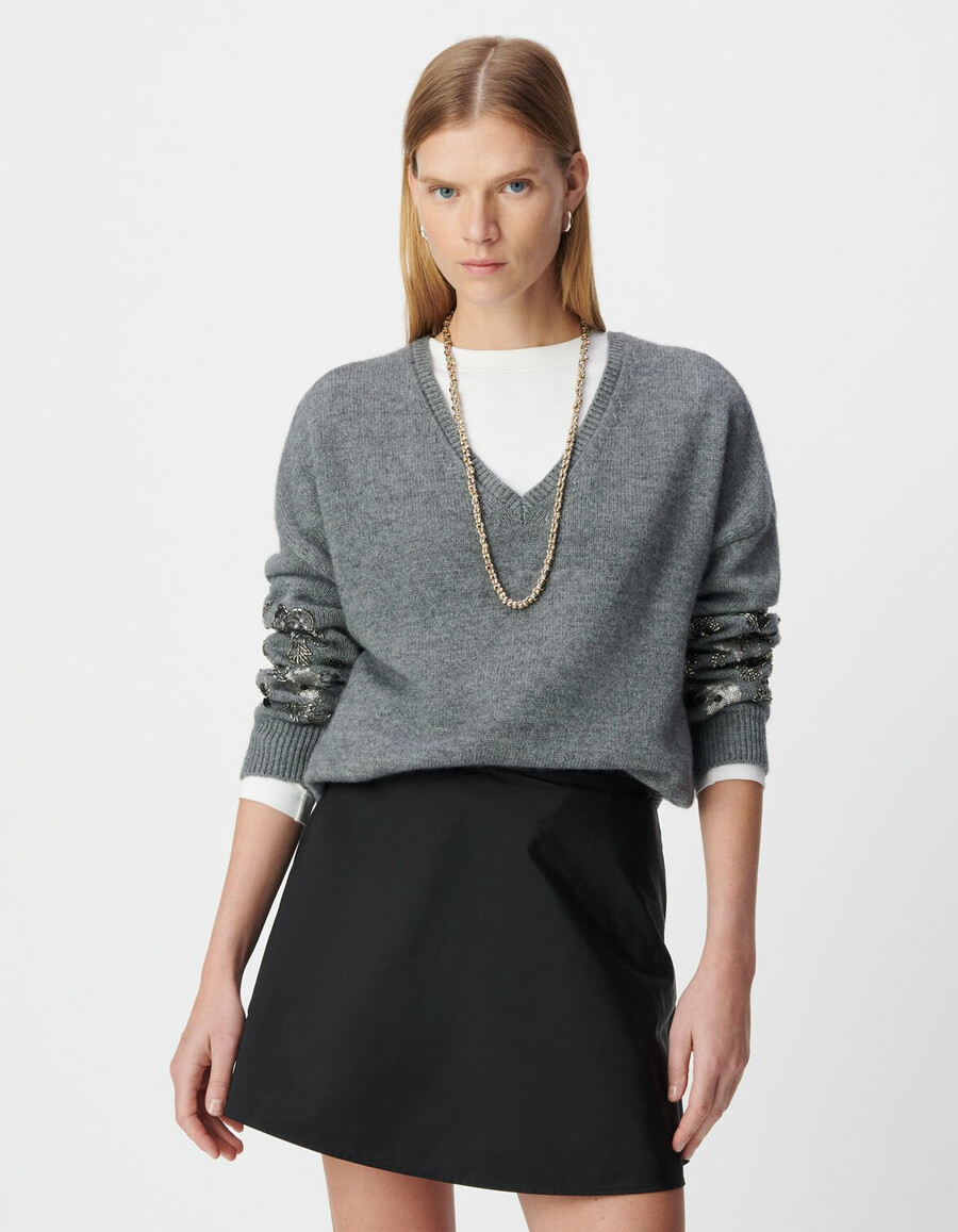 damen-strickpullover in hellgrau mit schmuckdetails