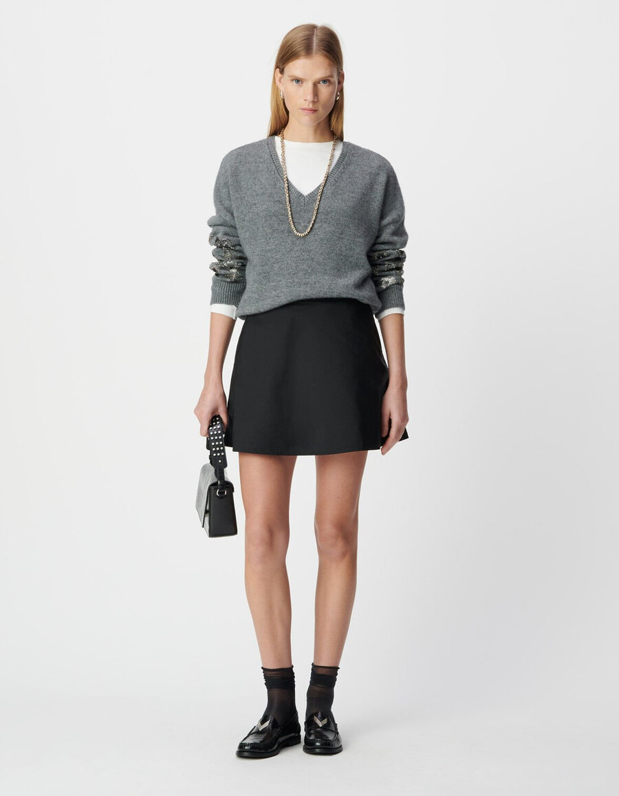 damen-strickpullover in hellgrau mit schmuckdetails