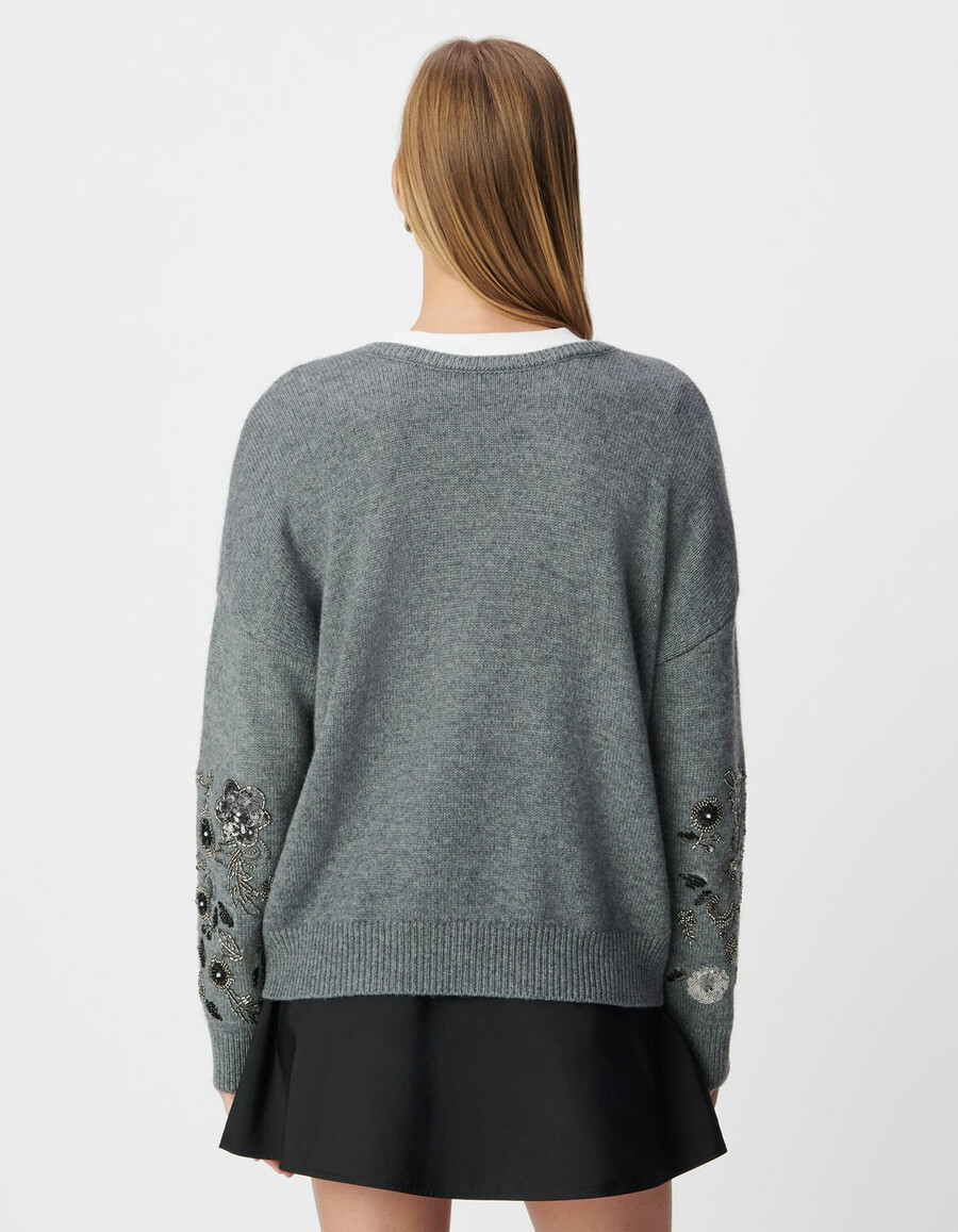 damen-strickpullover in hellgrau mit schmuckdetails