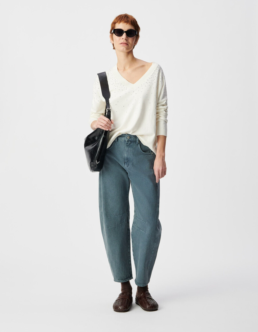weißer strickpullover mit v-ausschnitt und nieten für damen