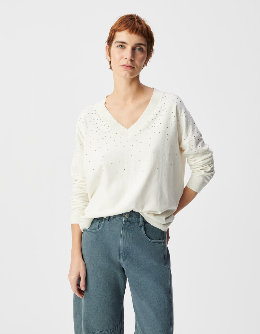 weißer strickpullover mit v-ausschnitt und nieten für damen