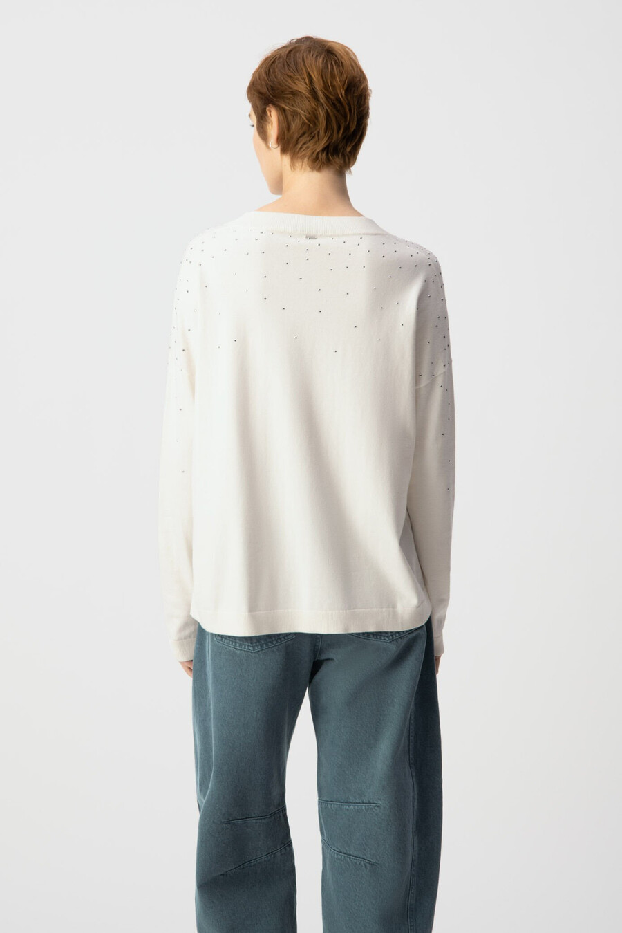 weißer strickpullover mit v-ausschnitt und nieten für damen