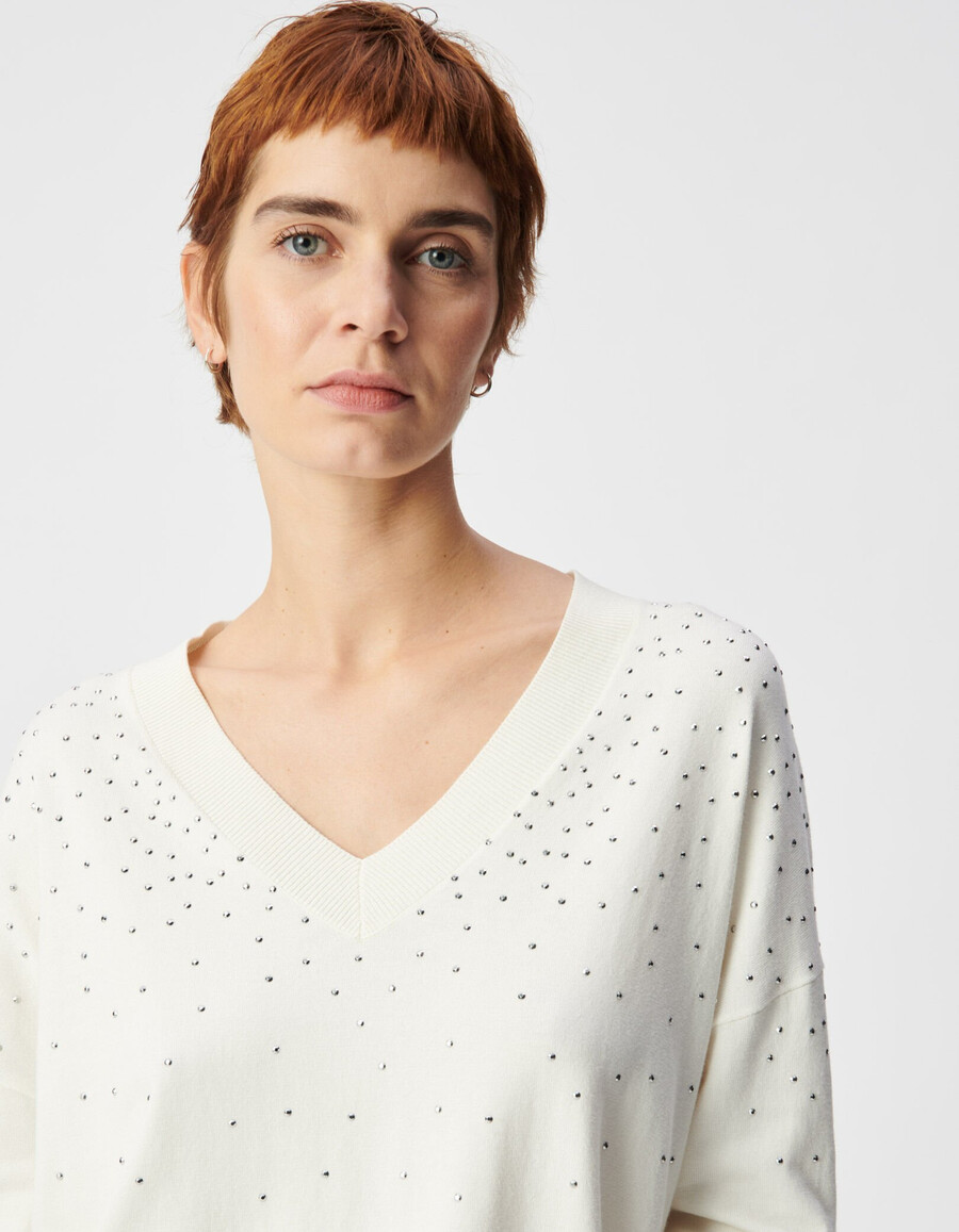 weißer strickpullover mit v-ausschnitt und nieten für damen
