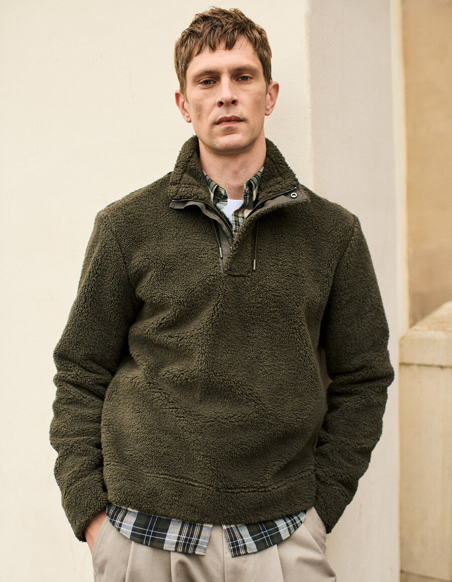 herren-sweatshirt aus khakifarbenem sherpa-strick mit reißverschluss am kragen