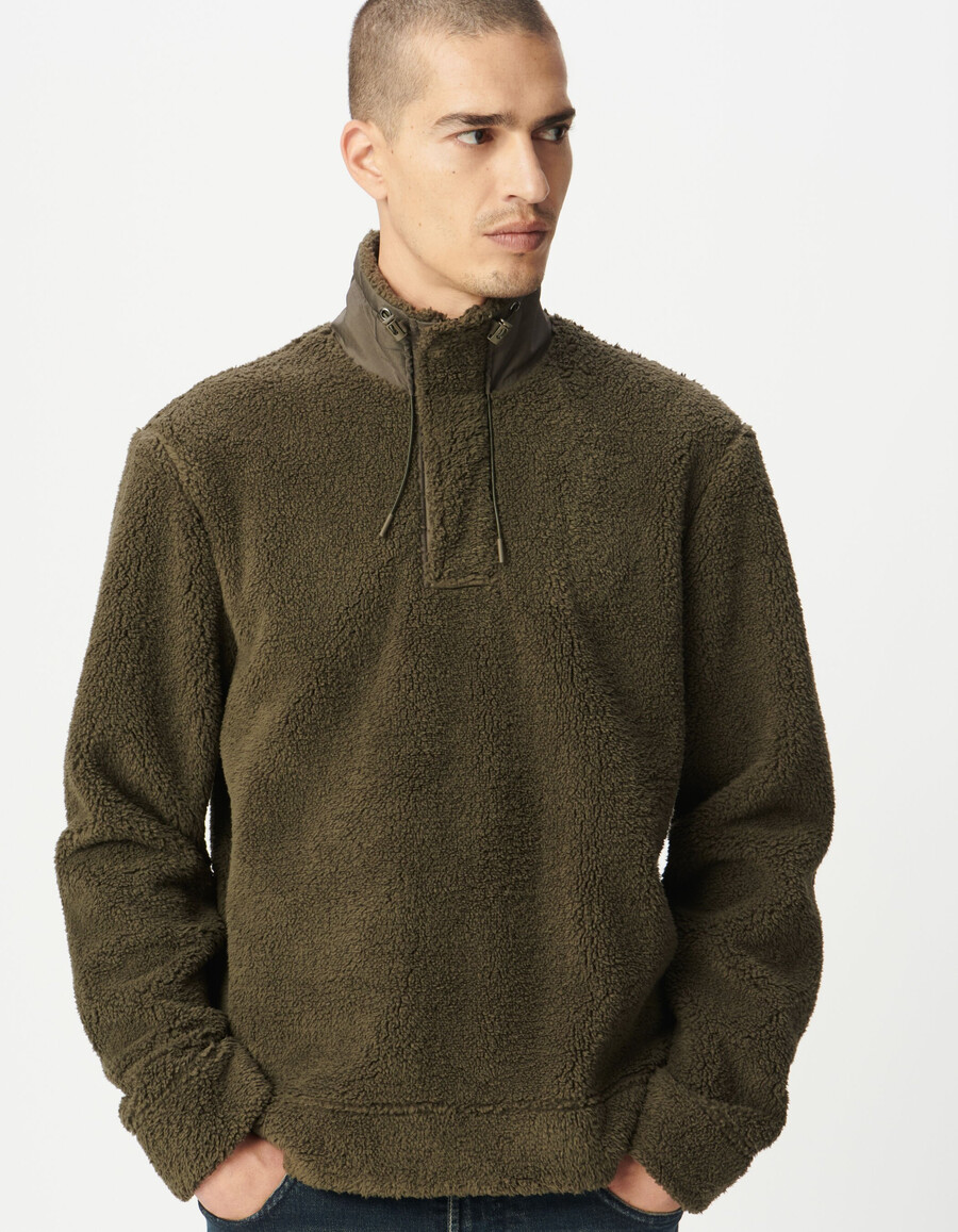 herren-sweatshirt aus khakifarbenem sherpa-strick mit reißverschluss am kragen