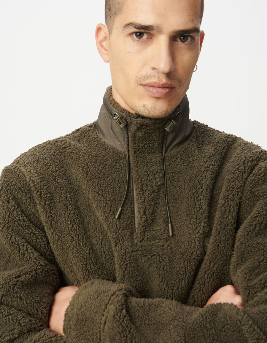 herren-sweatshirt aus khakifarbenem sherpa-strick mit reißverschluss am kragen