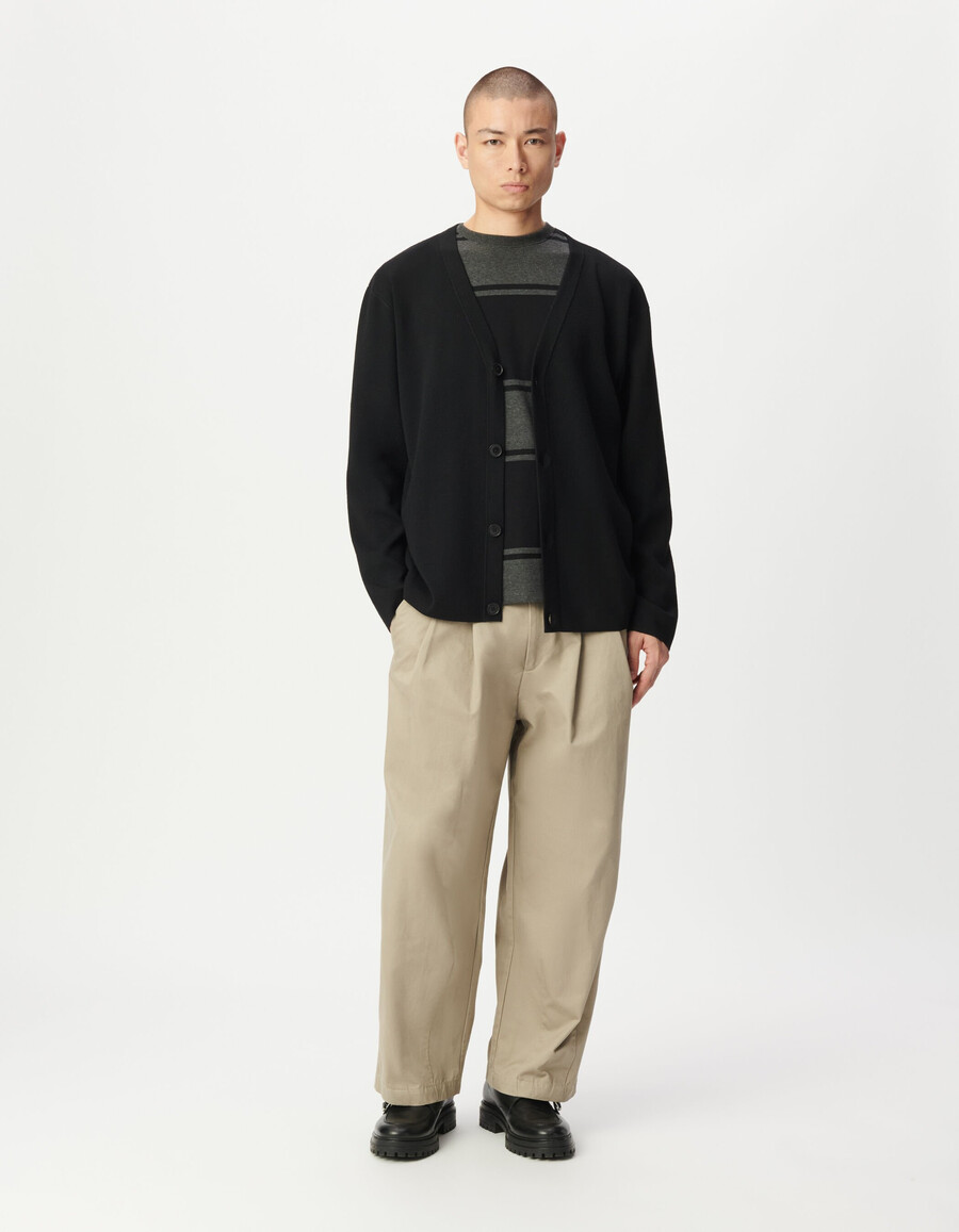 schwarzer herren-strickcardigan mit knöpfen