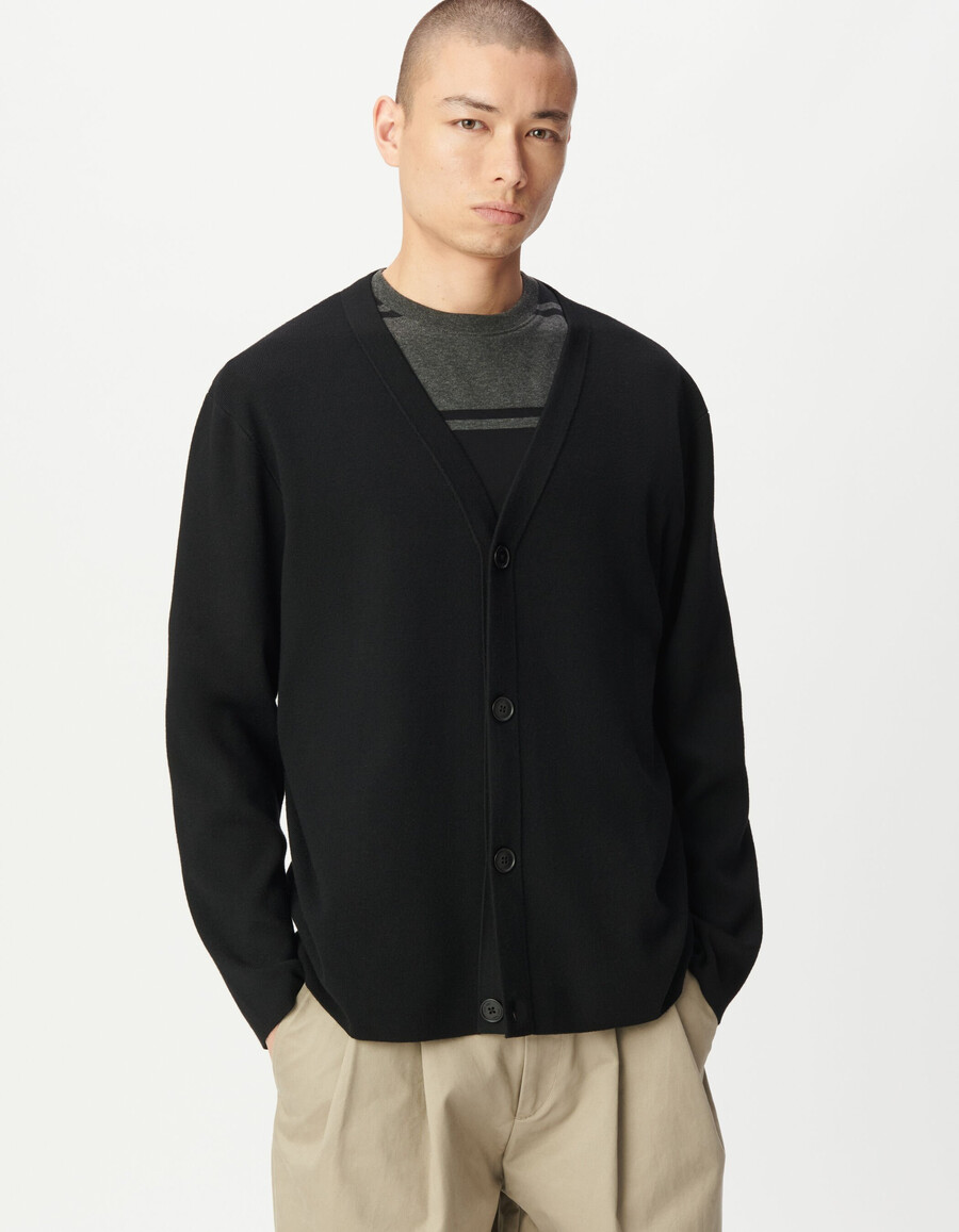 schwarzer herren-strickcardigan mit knöpfen