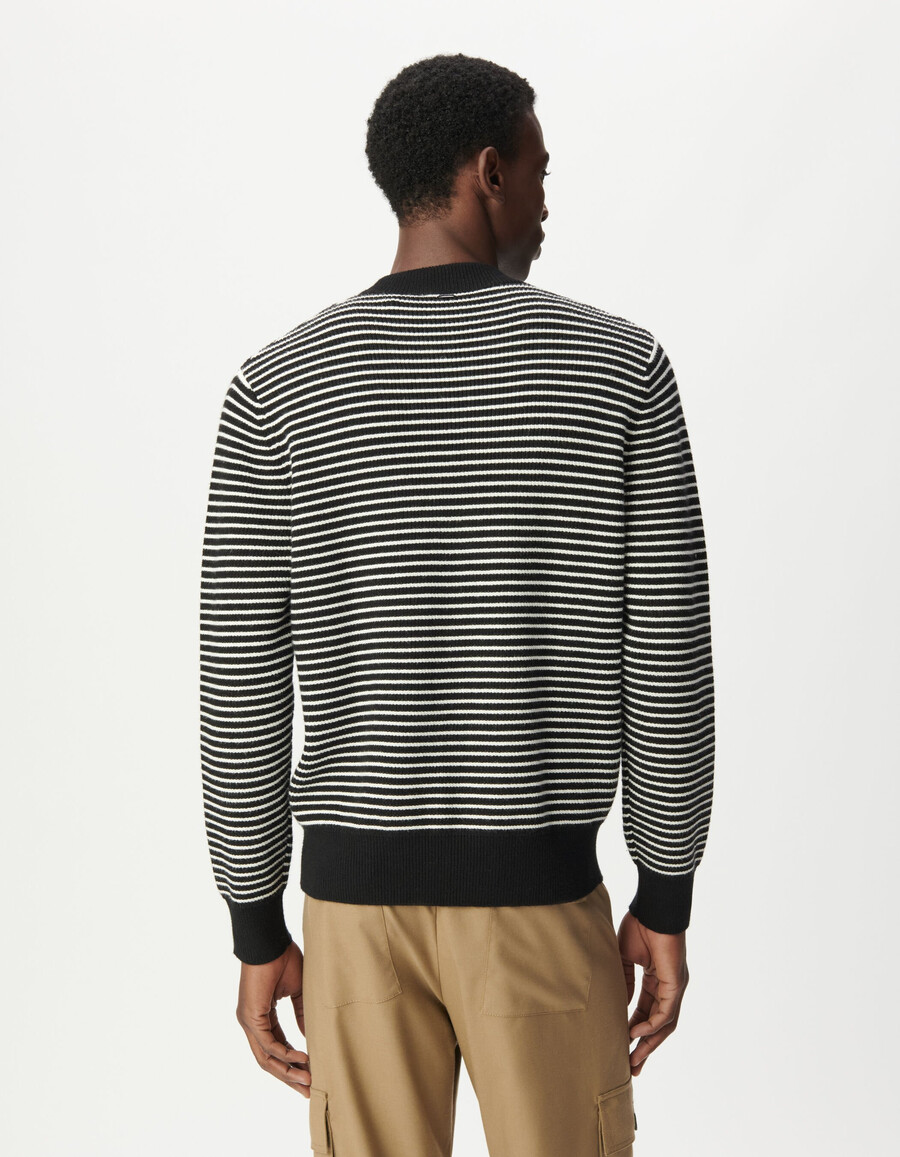 schwarzer herren-strickpullover im matrosenstil mit weißen streifen