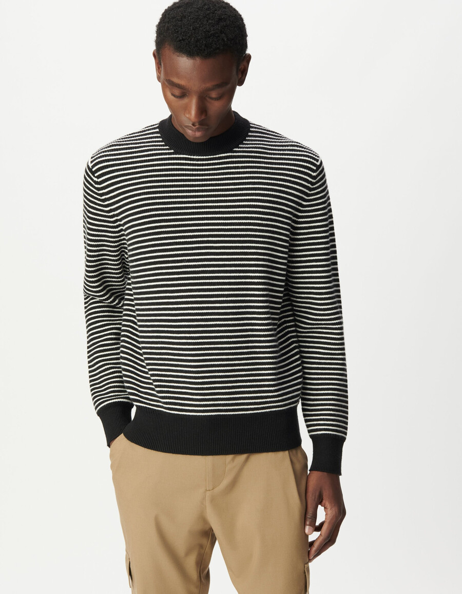 schwarzer herren-strickpullover im matrosenstil mit weißen streifen