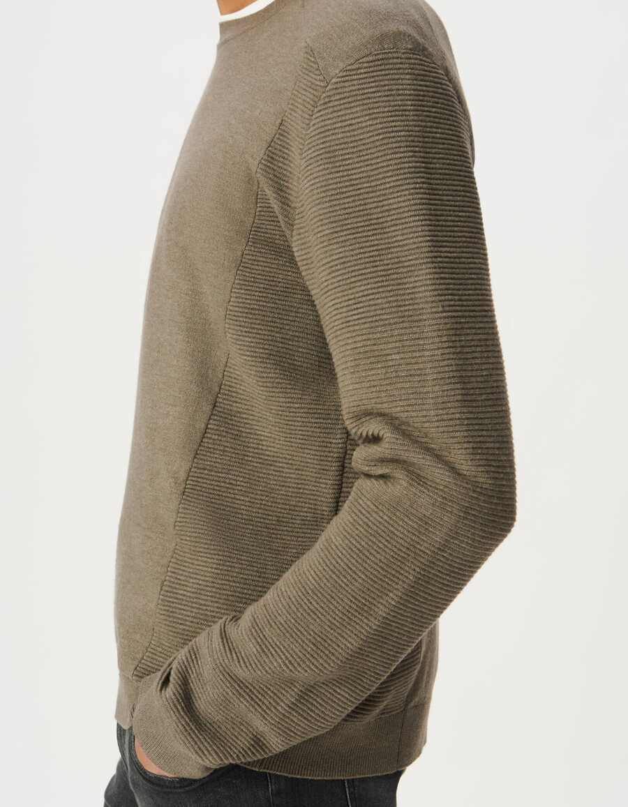 beigefarbener seawool-strickpullover für herren strukturierte seiten und ärmel