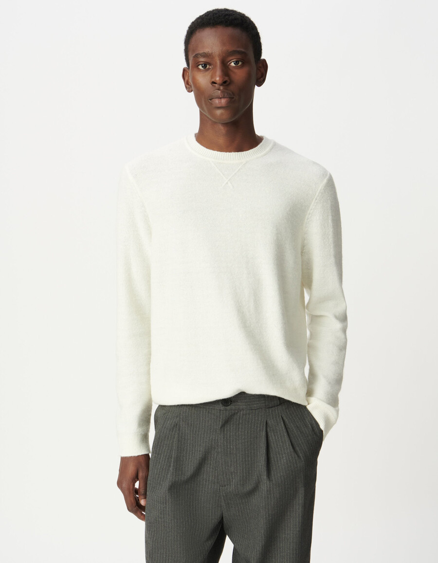 ecrufarbener herren-strickpullover mit zierdetail am kragen