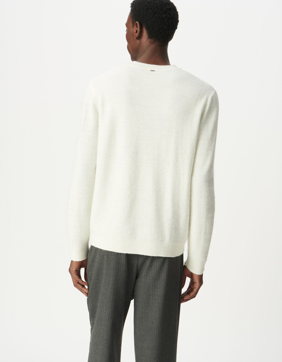 ecrufarbener herren-strickpullover mit zierdetail am kragen