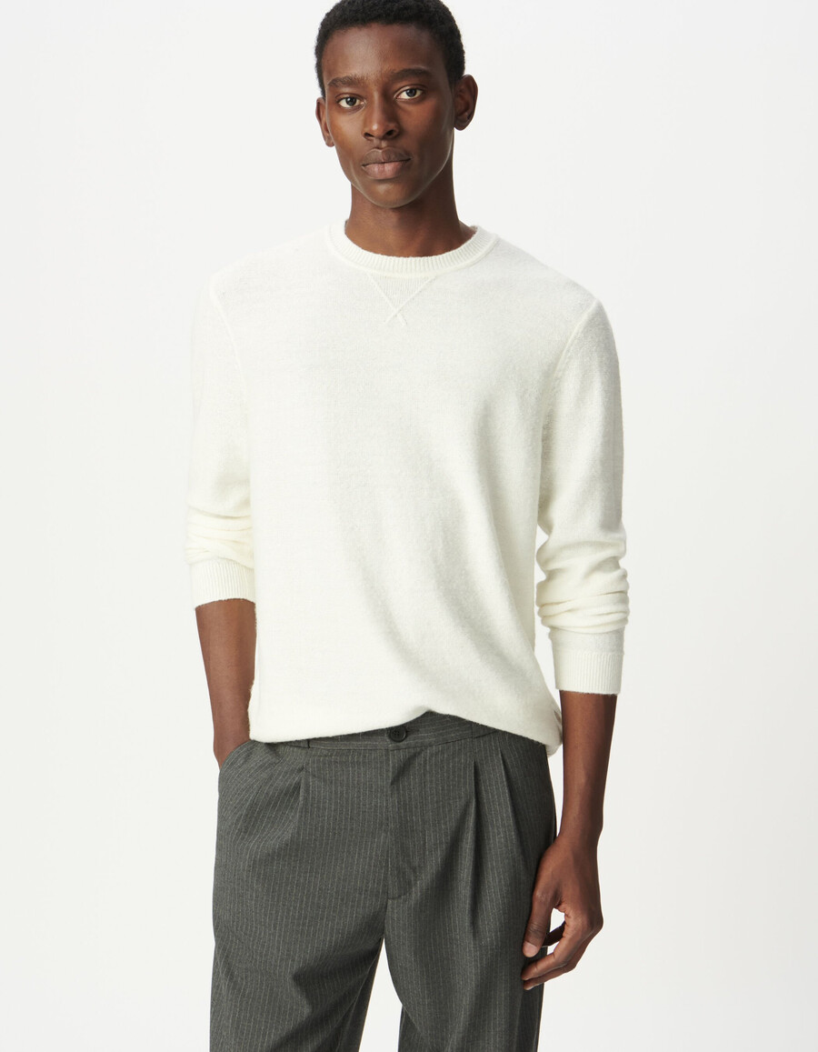 ecrufarbener herren-strickpullover mit zierdetail am kragen