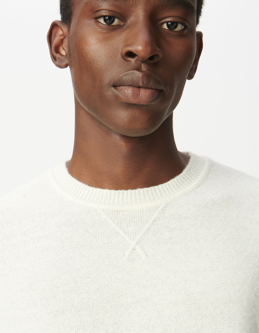 ecrufarbener herren-strickpullover mit zierdetail am kragen