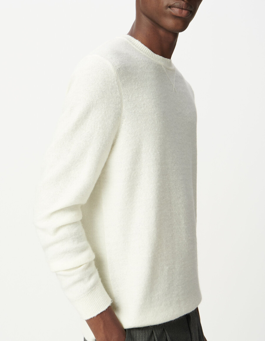 ecrufarbener herren-strickpullover mit zierdetail am kragen