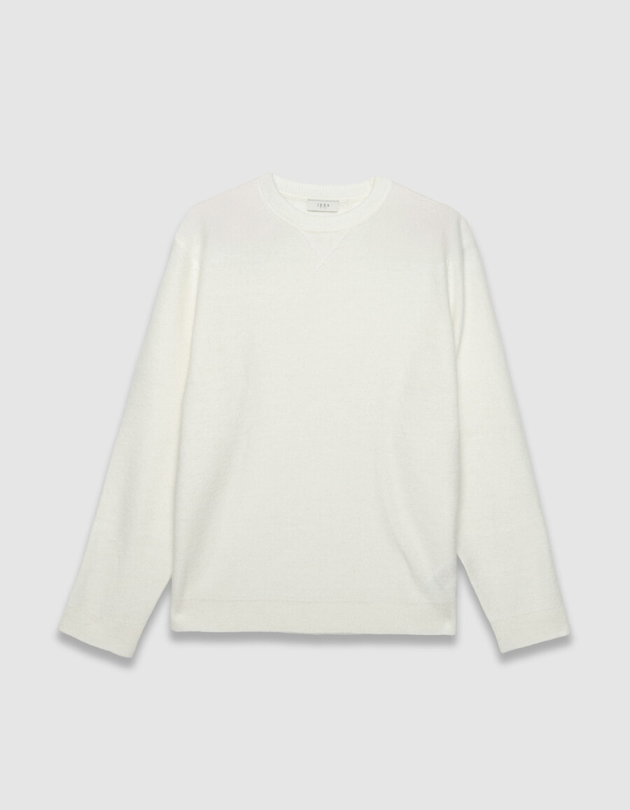 ecrufarbener herren-strickpullover mit zierdetail am kragen