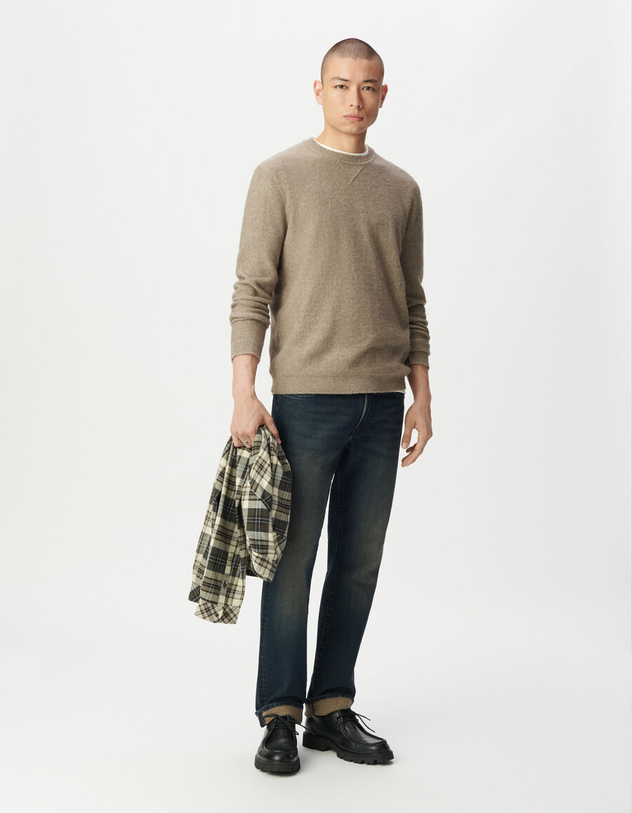 beigefarbener herren-strickpullover mit zierdetail am kragen