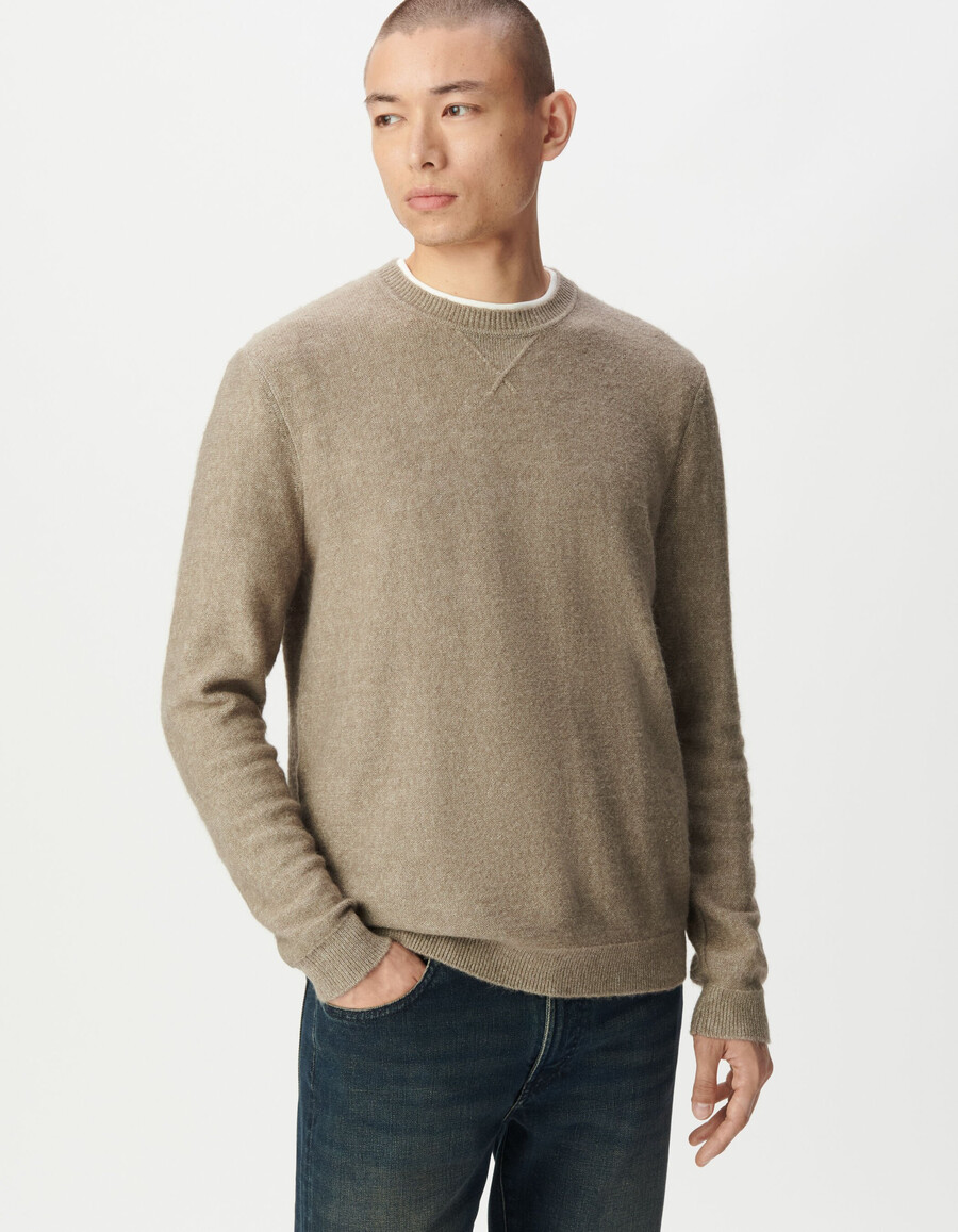 beigefarbener herren-strickpullover mit zierdetail am kragen