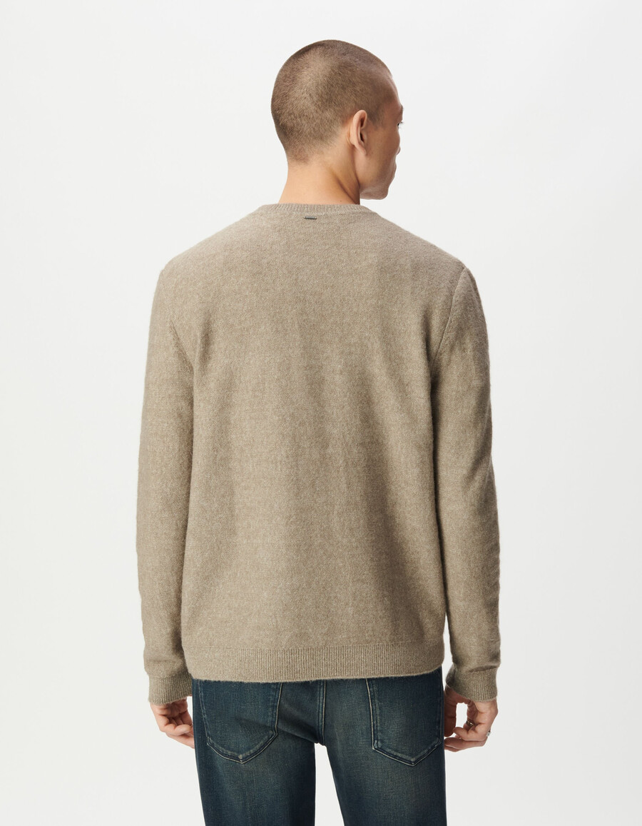 beigefarbener herren-strickpullover mit zierdetail am kragen