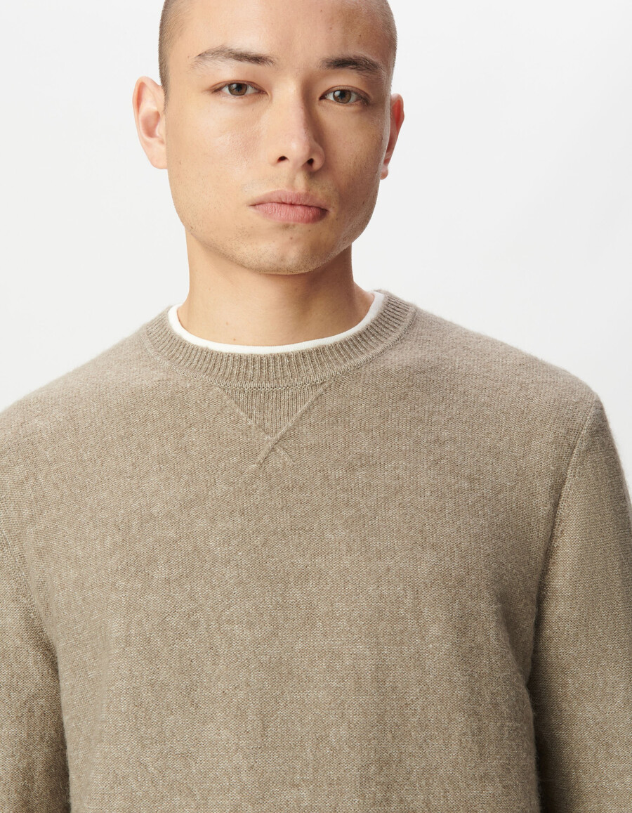 beigefarbener herren-strickpullover mit zierdetail am kragen