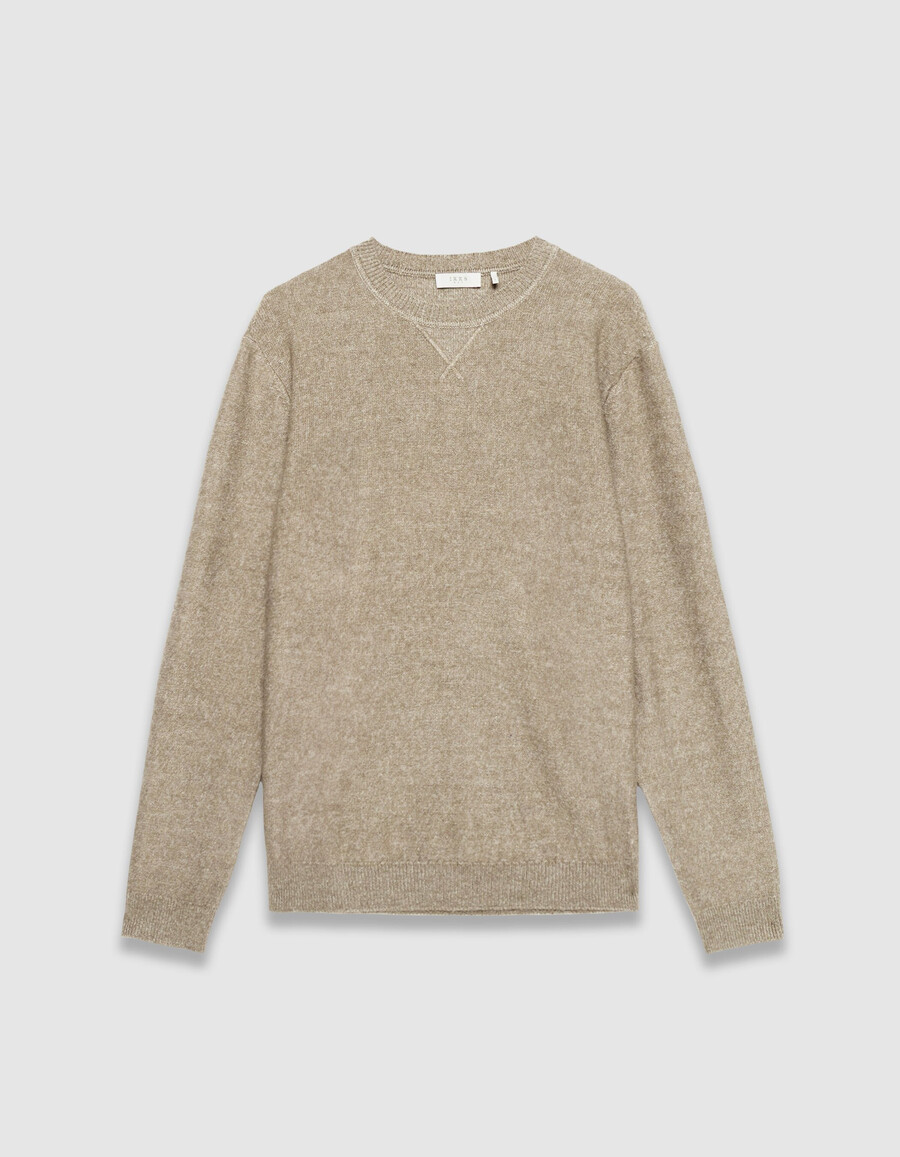 beigefarbener herren-strickpullover mit zierdetail am kragen