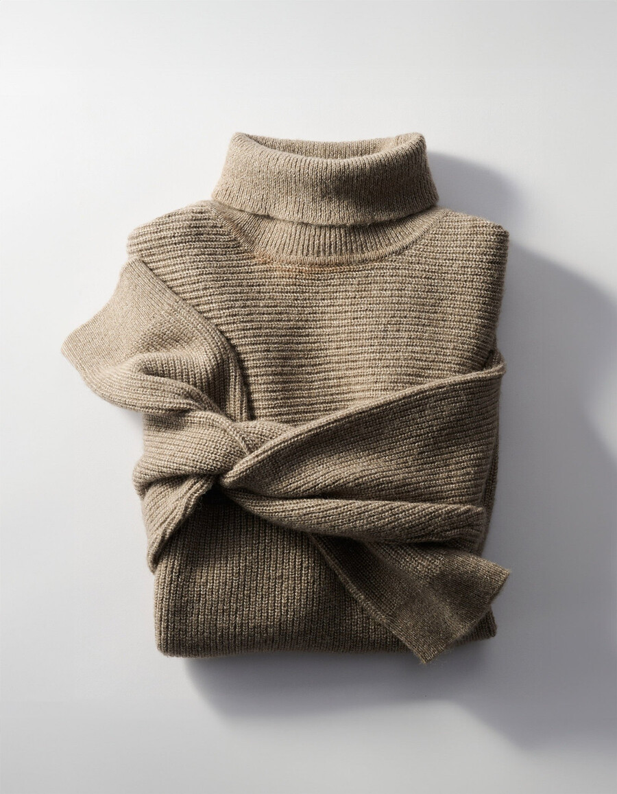 beigefarbener gerippter rollkragenpullover für herren
