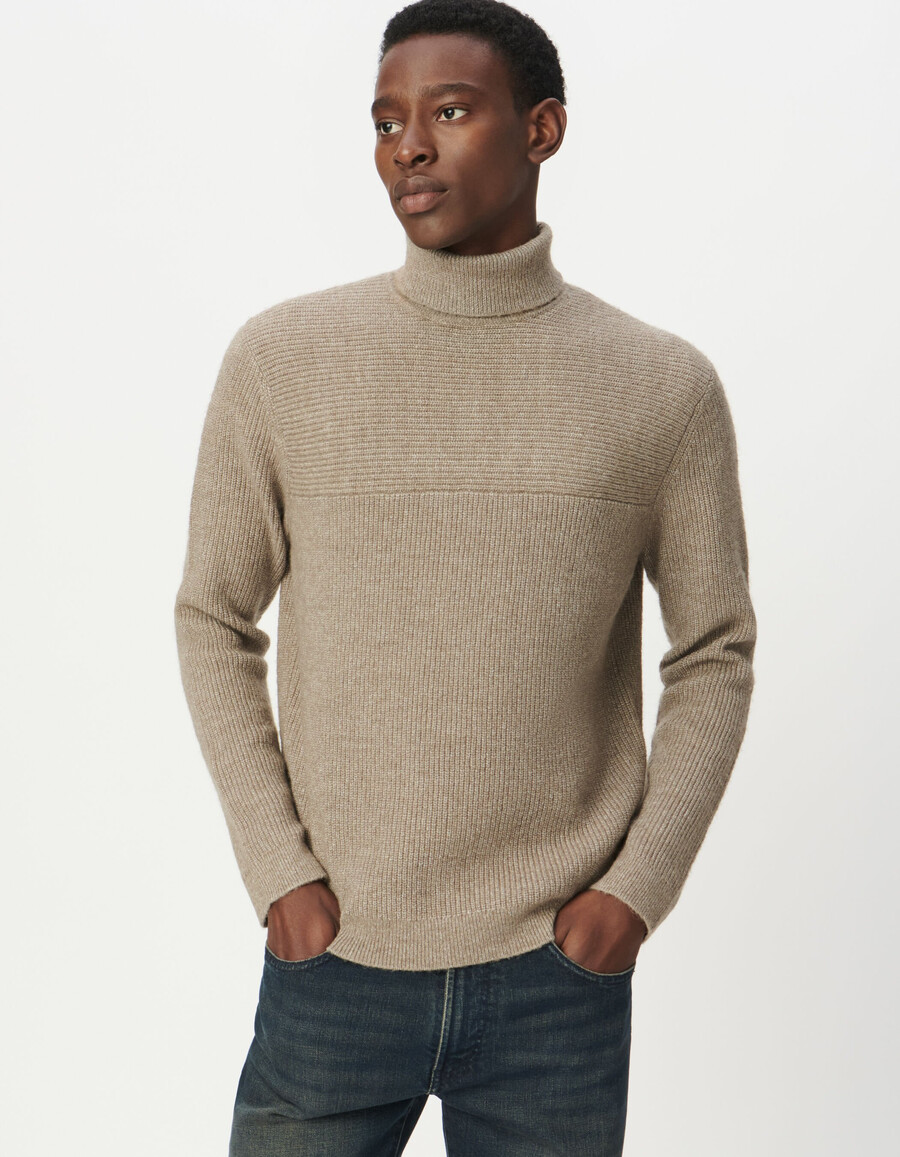 beigefarbener gerippter rollkragenpullover für herren