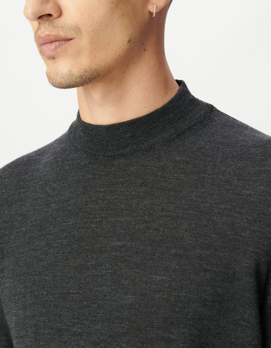 grauer strickpullover für herren mit stehkragen