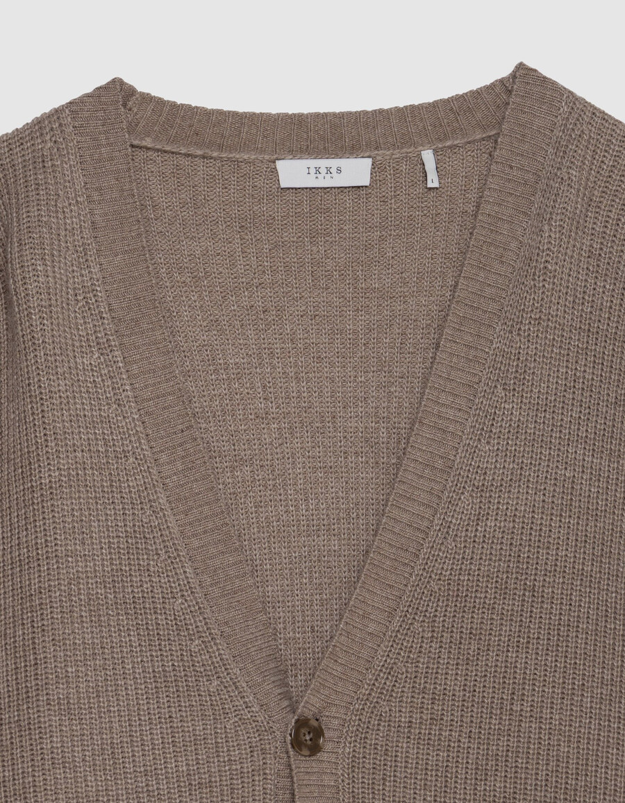 beigefarbene herren-strickjacke mit v-ausschnitt