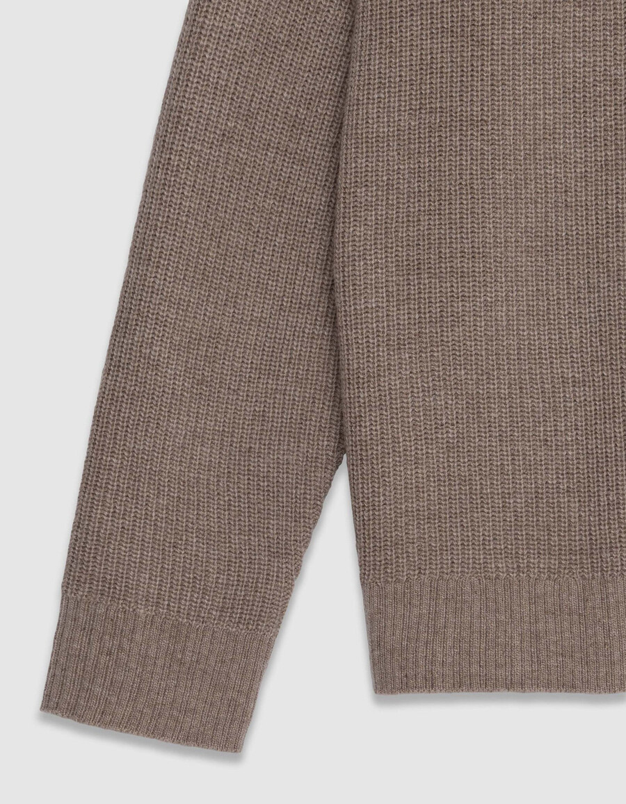 beigefarbene herren-strickjacke mit v-ausschnitt