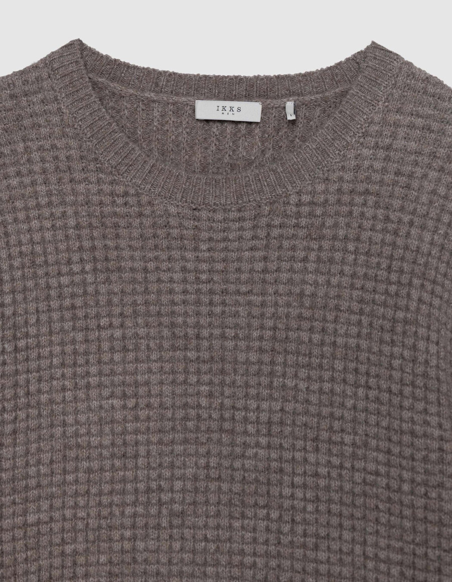 beigefarbener strickpullover für herren mit reliefmuster und rundhalsausschnitt