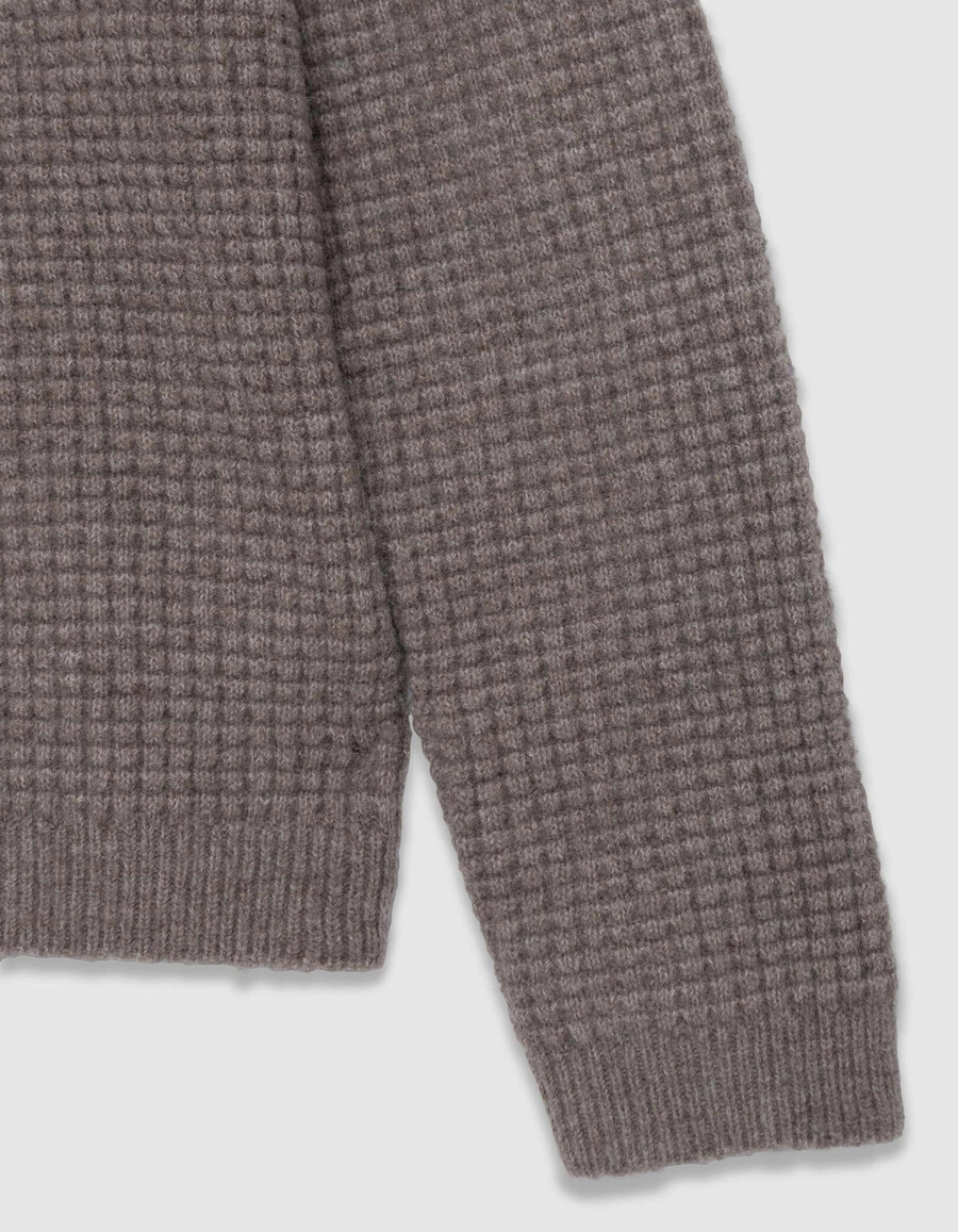 beigefarbener strickpullover für herren mit reliefmuster und rundhalsausschnitt