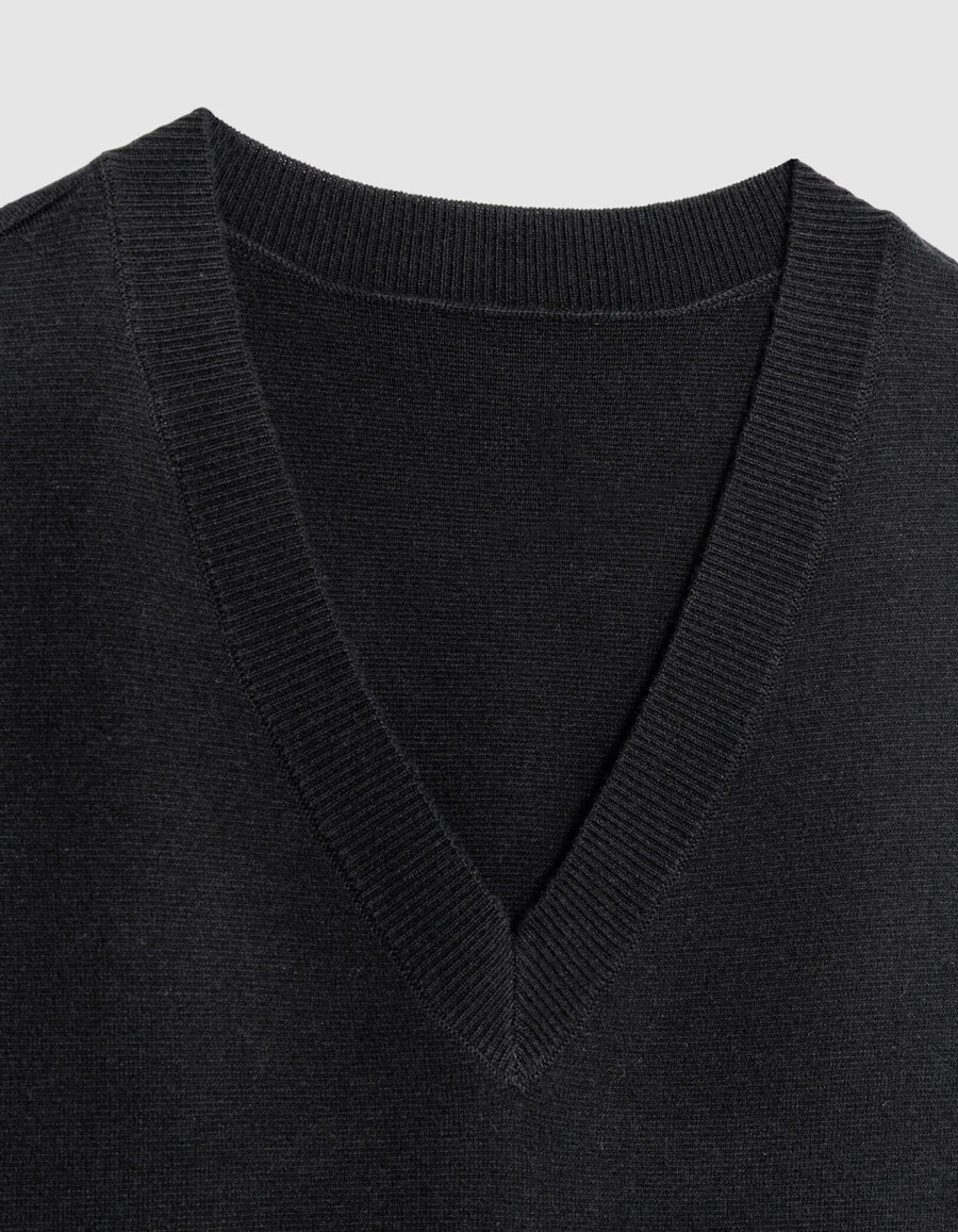 schwarzer ärmelloser herren-strickpullover mit v-ausschnitt
