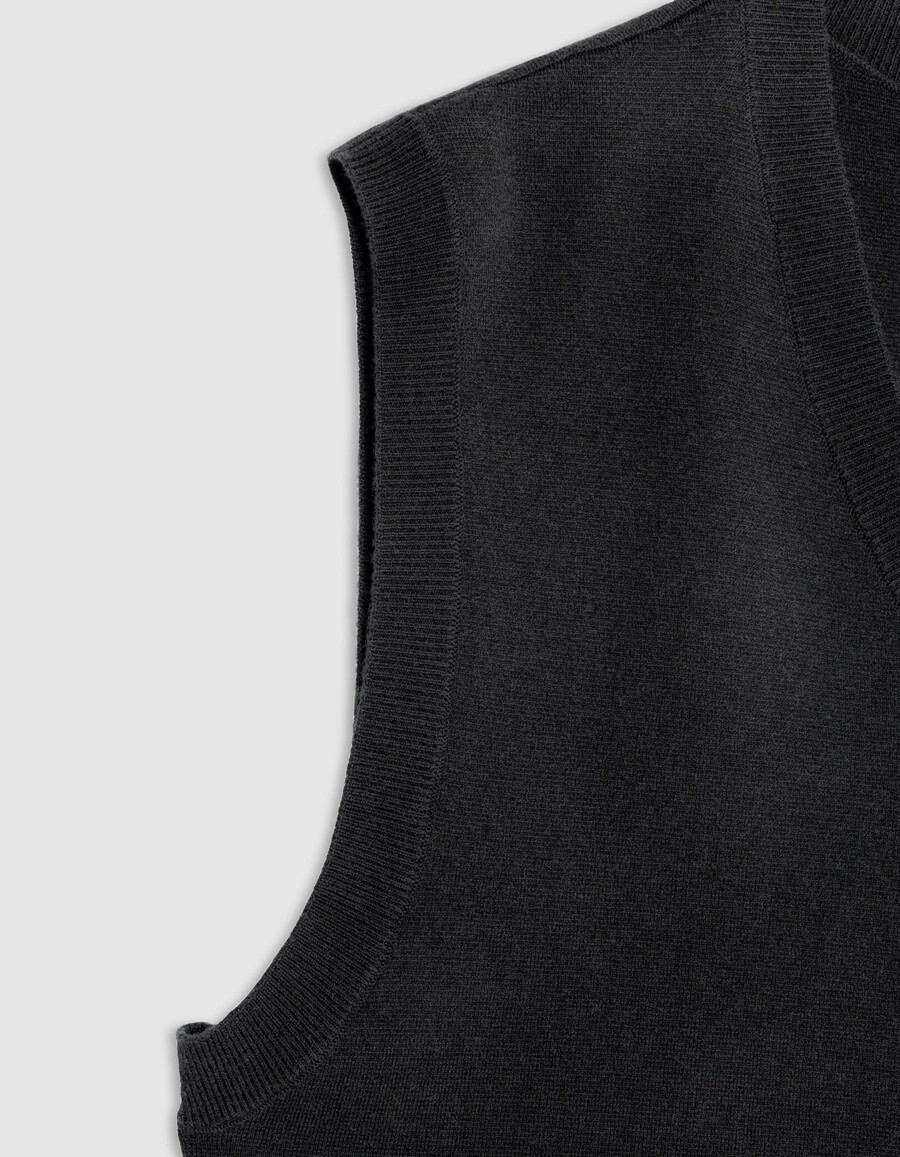 schwarzer ärmelloser herren-strickpullover mit v-ausschnitt