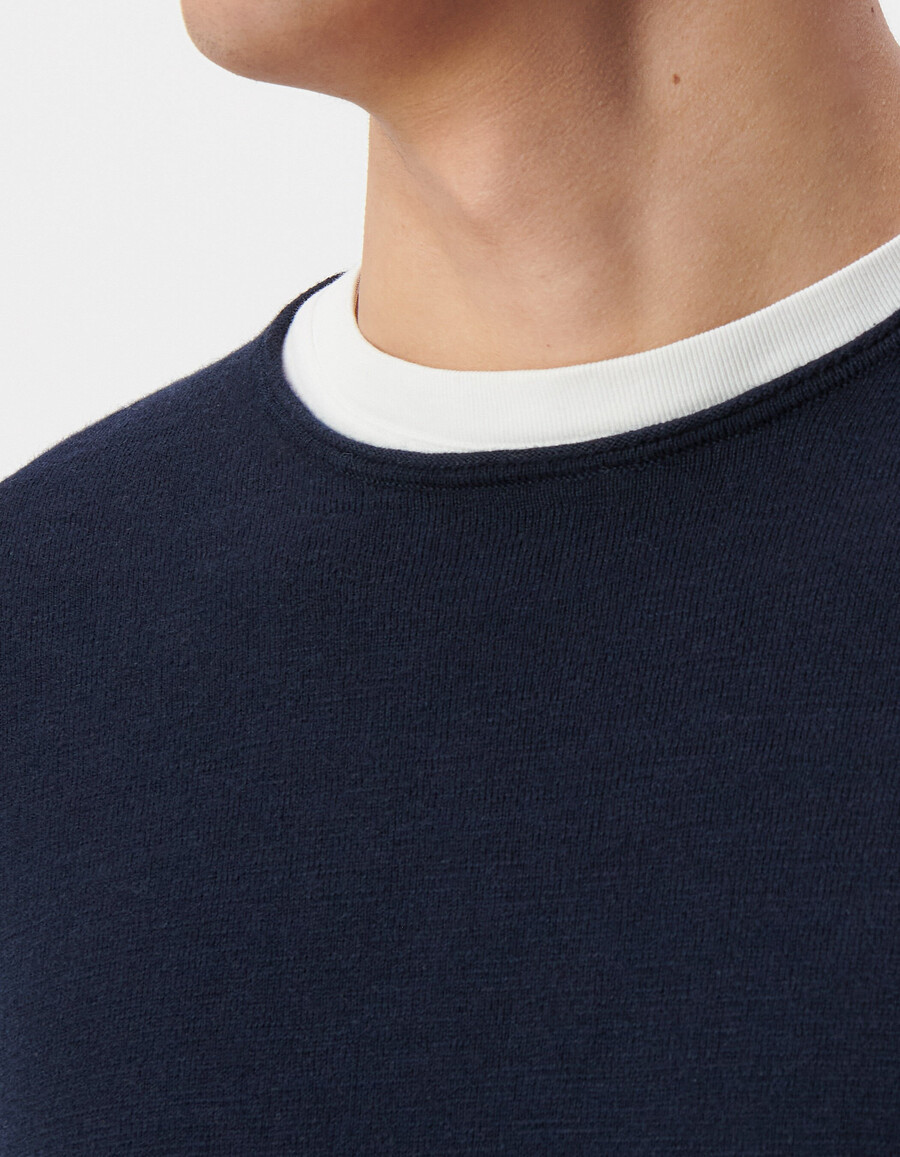 herren-feinstrickpullover in marineblau mit gerollten kanten