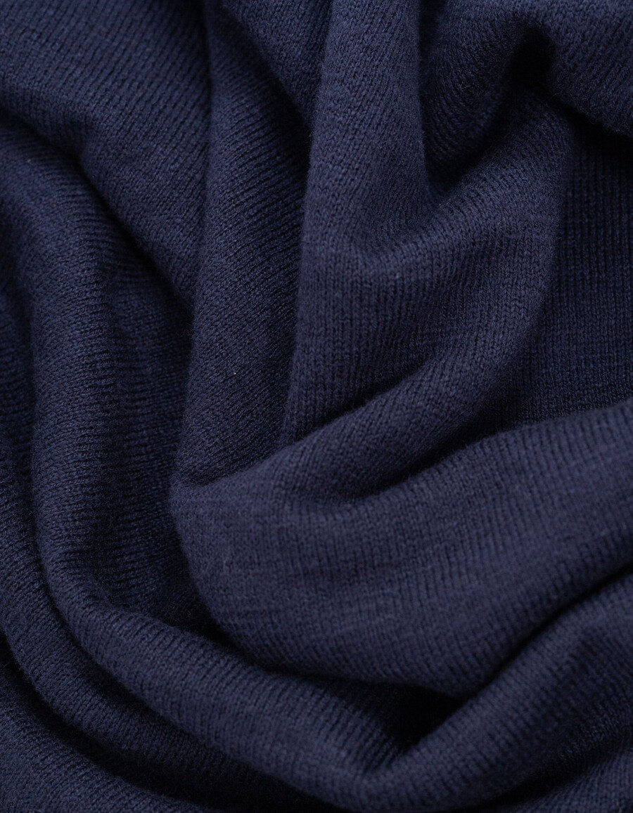 herren-feinstrickpullover in marineblau mit gerollten kanten