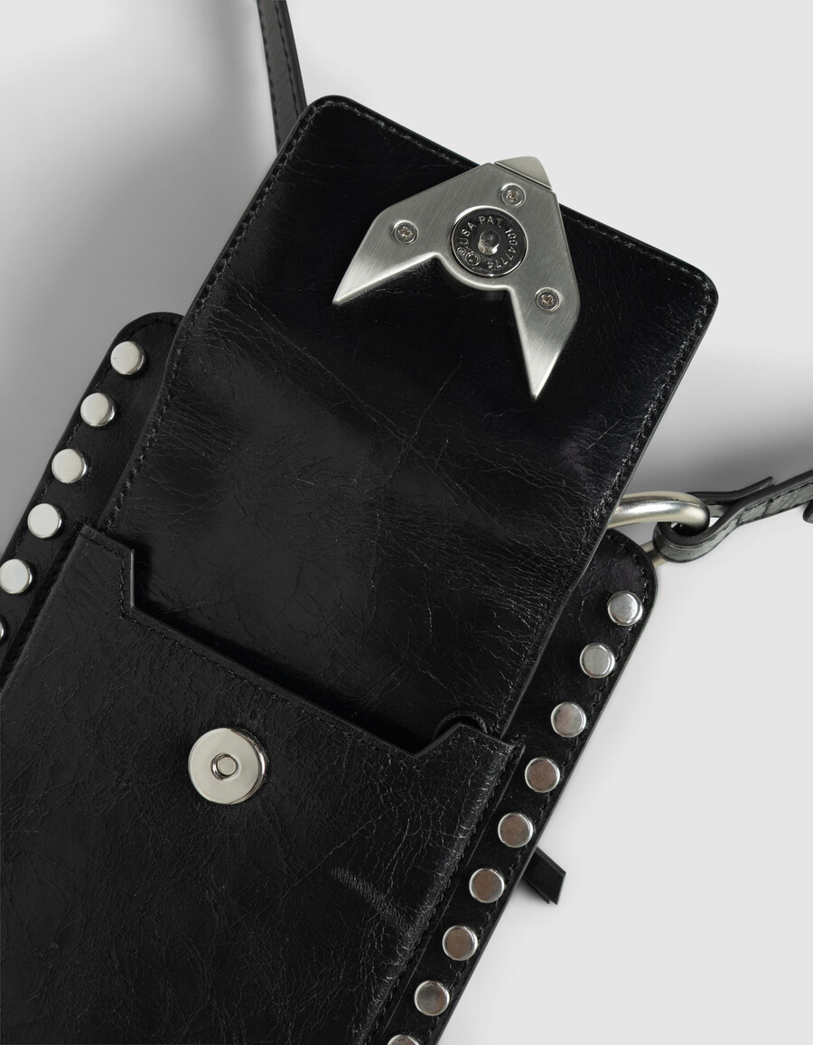 schwarze nietenbesetzte handytasche „the 111 aus lackleder für damen