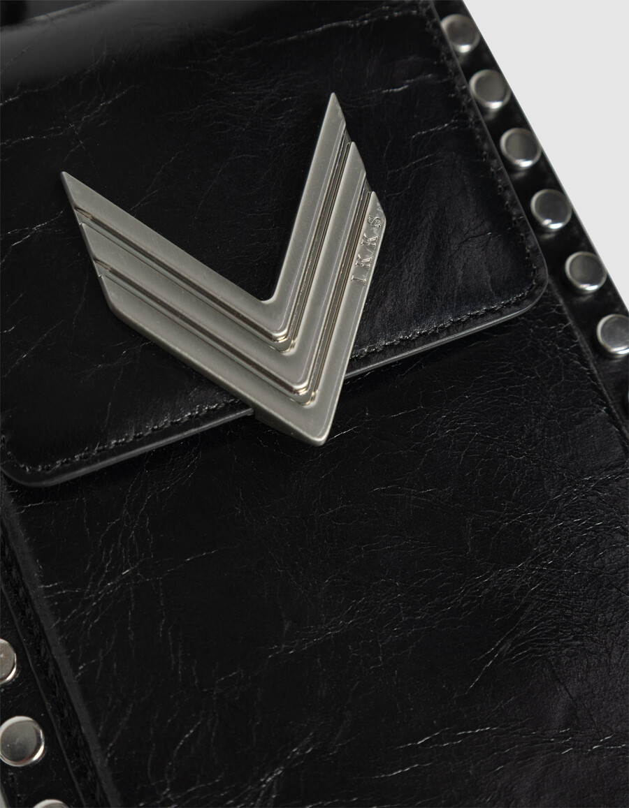 schwarze nietenbesetzte handytasche „the 111 aus lackleder für damen