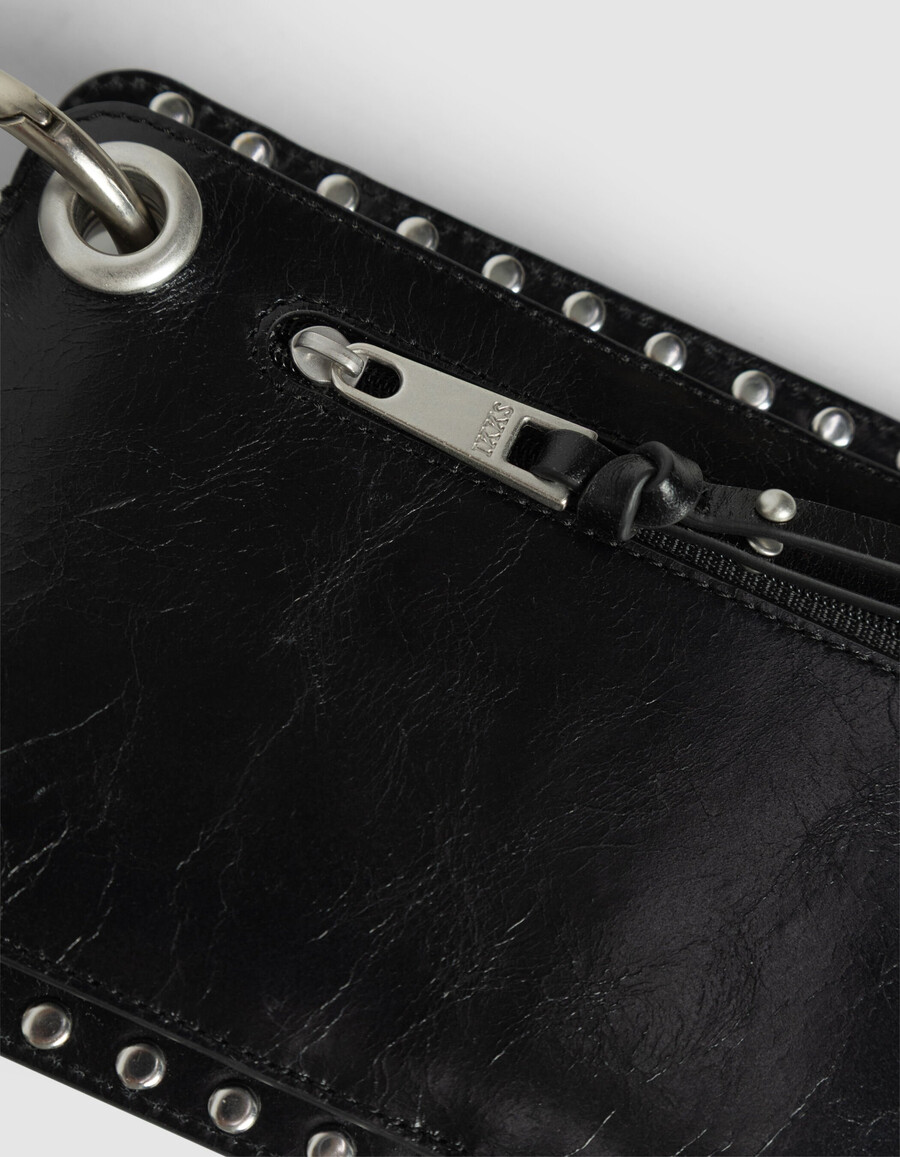 schwarze nietenbesetzte handytasche „the 111 aus lackleder für damen